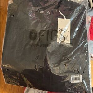 Figs Womens RAFAELA THREE-POCKET
SCRUB TOP